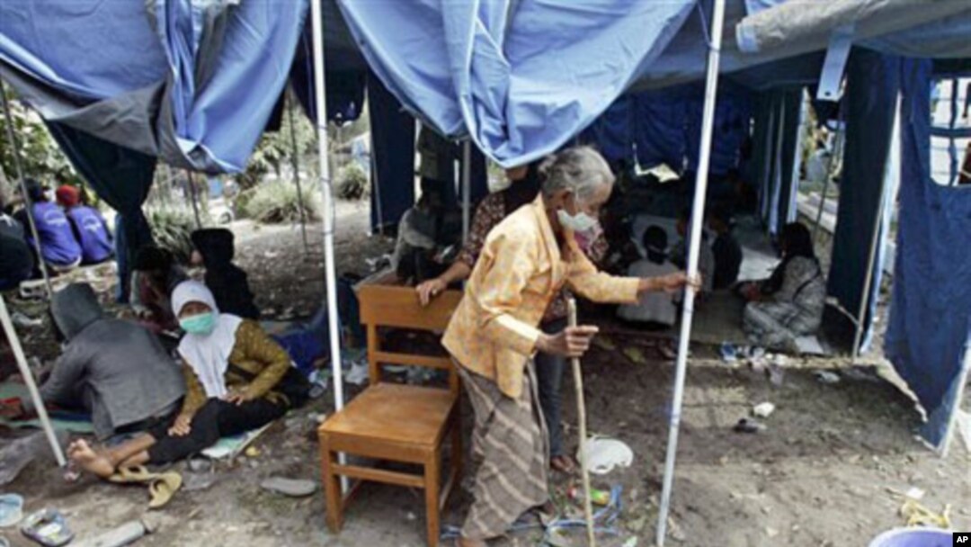 An elderly woman at a temporary shelter for people displaced by Mount Merapi eruption in Umbulharjo, Yogyakarta, Indonesia, 27 Oct 2010