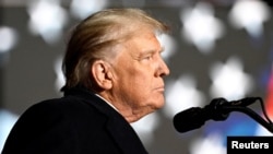 Bivši američki predsednik Donald Tramp govori na mitingu podrške republikanskim kandidatima uoči kongresnih izbora, Dejton, Ohajo, 7. novembar 2022. (Foto: REUTERS/Gaelen Morse)