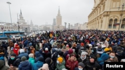 Miles de personas desafiaron las bajas temperaturas en ciudades d Rusia el 31 de enero de 2021 para apoyar al opositor Alexei Navalny y expresar su descontento con el gobierno del presidente Vladimir Putin.