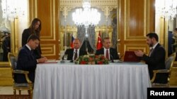 Russian Energy Minister Alexander Novak (L) and his Turkish counterpart Berat Albayrak sign an agreement in Istanbul, Turkey, Oct. 10, 2016.