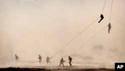 L'armée américaine s'entraîne dans un desert, dans la région de Rajasthan, en Inde, le 13 mars 2012.