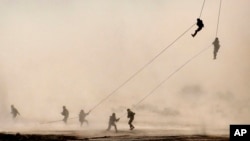 L'armée américaine s'entraîne dans un desert, dans la région de Rajasthan, en Inde, le 13 mars 2012.