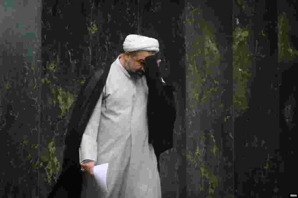 استیضاح وزیر راه و شهرسازی ایران رای نیاورد. حمید رسایی پس از نطق خود در موافقت با استیضاح وزیر به صندلی خود باز می گردد. دقایقی بعد، تلاش او و همفکرانش شکست می خورد.