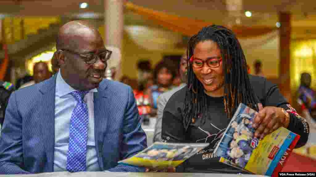 Gwamnan Jihar Edo Mr. Godwin Obaseki, Tare Da Sandra Aguebor, Daya Daga Cikin Dalibai Mata Da Suka Kammala Koyon Sana'ar Kanikanci, Nuwamba 29, 2016
