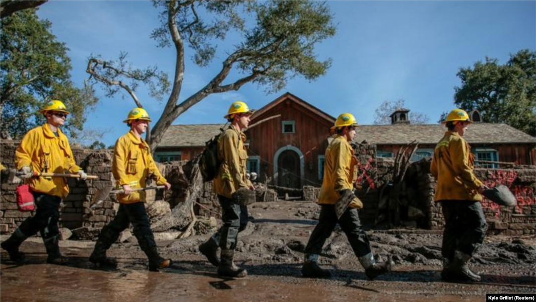 Rescatistas ingresan en viviendas en busca de personas desaparecidas tras aludes en Montecito, California, EE.UU., 12 de enero del 2018. 
