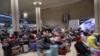 Los pasajeros aguardaban en el aeropuerto Ben Gurion cerca de Tel Aviv, el 7 de octubre de 2023, mientras los vuelos se cancelaban debido al ataque sorpresa de Hamás. 