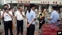 La police interroge quelques personnes à Tianjin, Chine, 2 août 2016.