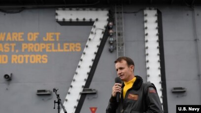 Kapiteni Brett Crozier duke iu drejtuar marinarëve