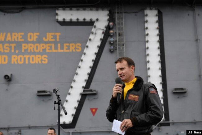 资料照片:时任“西奥多·罗斯福号”航空母舰舰长克罗泽尔上校。（美国海军2019年11月15日）