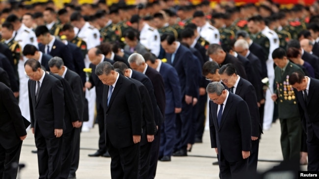 中共建政75周年之前,中国领导人习近平与其他中共领导人在天安门广场的人民英雄纪念碑前致敬默哀。（2024年9月30日）