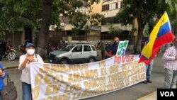 Un grupo de jubilados y pensionados de la estatal Petróleos de Venezuela (PDVSA) protestan frente a la sede de la empresa en Caracas para exigir por sus derechos, el 7 de diciembre de 2021.