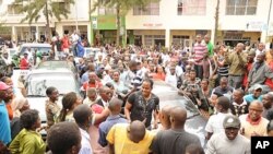 Msani mashuhuri wa Tanzania Steve Charles Kanumba akaribishwa na mashabiki mjini Kigali.