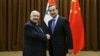 Ngoại trưởng Syria Walid al-Moualem bắt tay Bộ trưởng Ngoại giao Trung Quốc Vương Nghị trước cuộc gặp ở Bắc Kinh hôm 24/12.