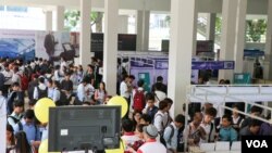 The display of technology products in the first Inno-Tech Festival Cambodia, an annual event to celebrate and showcase the country's social innovations and technology, in Phnom Penh on March 18, 2016. (Hean Socheata/VOA Khmer)