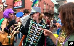 La celebración de Mardi Gras atrae a visitantes de todo EE.UU. a Nueva Orleans.