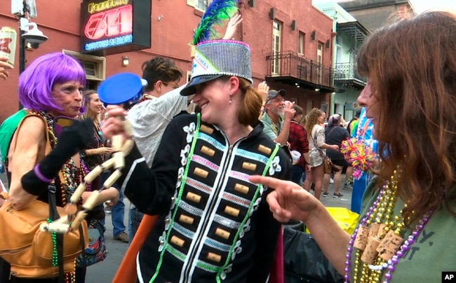 La celebración de Mardi Gras atrae a visitantes de todo EE.UU. a Nueva Orleans.