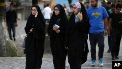 Perempuan Iran diwajibkan mengenakan pakaian panjang dan longgar serta menutup rambutnya di tempat umum. (Foto: ilustrasi)