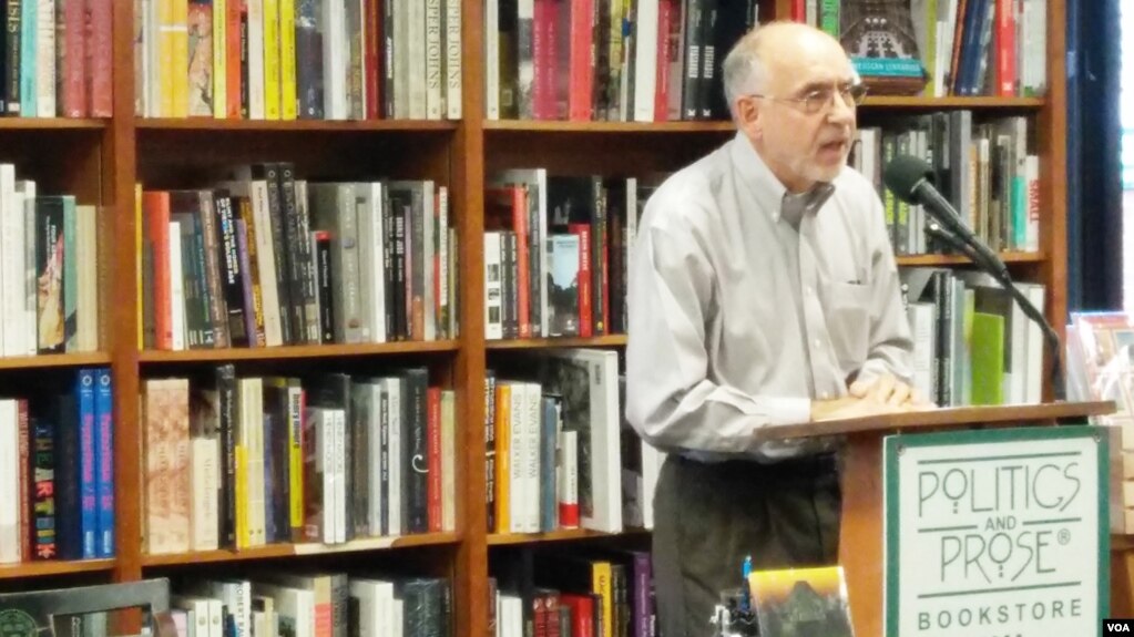 John Burgess reads excerpts from "The Stairway Guide's Daughter" at Politics and Prose bookstore, Washington DC, November 19, 2017. (Photo: VOA Khmer)