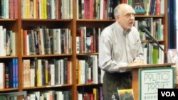 John Burgess reads excerpts from "The Stairway Guide's Daughter" at Politics and Prose bookstore, Washington DC, November 19, 2017. (Photo: VOA Khmer)