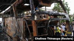 Bus yang membawa guru dan siswa dari sekolah Wat Khao Phraya, terbakar, yang mengakibatkan sejumlah orang tewas dan cedera, di pinggiran Bangkok, Thailand, 1 Oktober 2024. (Foto: Chalinee Thirasupa/REUTERS)