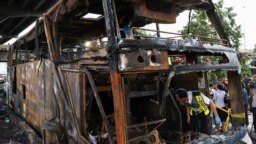 Bus yang membawa guru dan siswa dari sekolah Wat Khao Phraya, terbakar, yang mengakibatkan 25 orang tewas dan lainnya cedera, di pinggiran Bangkok, Thailand, 1 Oktober 2024. (Foto: Chalinee Thirasupa/REUTERS)