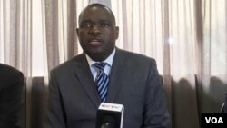 URetired Major General Sibusiso Moyo uthi basebenza kakhulu ukwenzela ukuthi osomabhizimusi. (S. Mhofu/VOA)