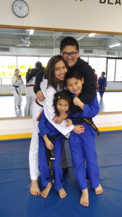 Lilian bersama keluarganya yang hobi Taekwondo (dok: Lilian Wanandy-Perez)