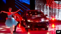 Para penari memperkenalkan mobil Toyota terbaru pada pameran mobil Shanghai (20/4). (AP/Ng Han Guan) 