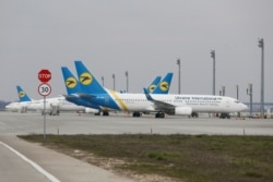 Pesawat-pesawat terbang milik maskapai penerbangan Internasional Ukraina di Bandara Internasional Boryspil, di luar Kiev, Ukraina, di tengah pandemi COVID-19, 17 Maret 2020. (Foto: REUTERS)