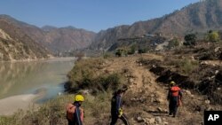 Rescuers arrive to search for bodies in the downstream of Alaknanda River in Rudraprayag, northern state of Uttarakhand, India, Feb.8, 2021. 