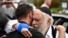 Le rabbin Yisroel Goldstein, à droite, après sa conférence de presse à la synagogue Chabad, le dimanche 28 avril 2019, à Poway, en Californie.