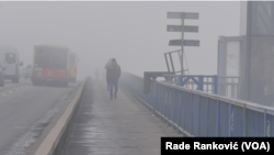 Magla i smog nad Brankovim mostom u Beogradu, Srbija, januar 2020. (Foto: Glas Amerike)