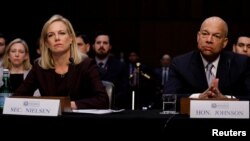 Mantan Menteri Keamanan Dalam Negeri, Jeh Johnson (kanan) dan Sekretaris Keamanan Dalam Negeri Kirstjen Nielsen (kiri) memberi kesaksian di hadapan Komite Intelijen Senat tentang keamanan pemilu di Gedung Capitol, Washington, AS, 21 Maret 2018. 