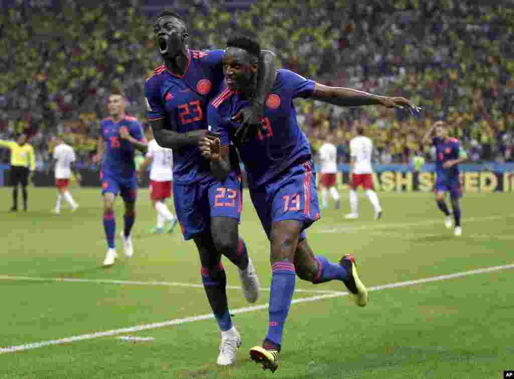 Mfungaji wa timu ya Colombia's Yerry Mina, kulia, akishangilia na mchezaji wa timu yake Davinson Sanchez baada ya kufunga goli la kwanza wakati wa mechi ya Kikundi H wakati Poland ilipocheza na Colombia huko katika uwanja wa Kazan, Russia, Jumapili, Juni 24, 2018. 