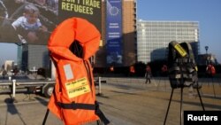 布鲁塞尔欧盟委员会总部前展示的一个救生背心。