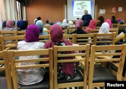 Dosen Salah Ahmed menjelaskan kepada para mahasiswanya bagaimana menangani konflik dalam rumah tangga di Universitas Kairo sebagai bagian dari proyek baru pemerintah, di Kairo, Mesir, 18 April 2019.