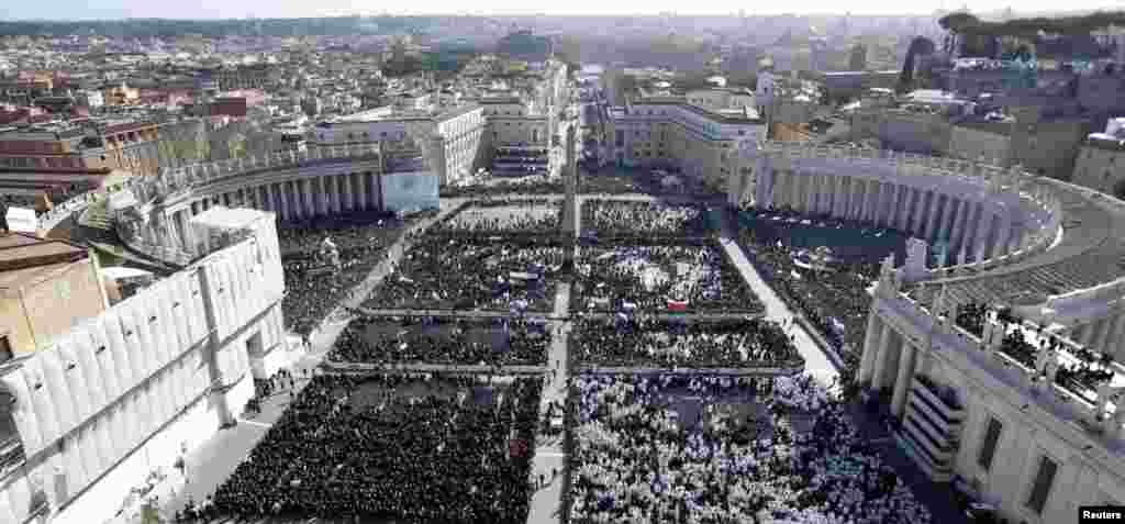 2013年3月19日，梵蒂岡聖伯多祿廣場擠滿了觀看教宗方濟就任彌撒的群眾。