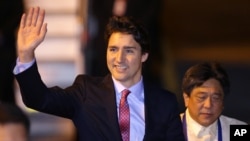 Perdana Menteri Kanada Justin Trudeau melambaikan tangan saat tiba di KTT APEC di Manila, Filipina (17/11). (AP/Aaron Favila)