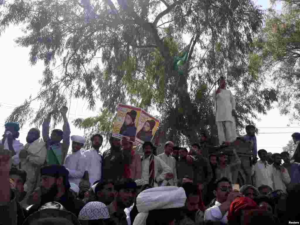 مظاہرین نے راولپنڈی میں لیاقت باغ کے قریب ممتاز قادری کی تصاویر اٹھا رکھی ہیں