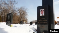 Makam pengacara Sergei Magnitsky di pemakaman Preobrazhensky, Moskow (11/4). Rusia merilis 18 nama warga Amerika yang dilarang masuk Rusia (13/4) sebagai tanggapan atas sanksi AS terkait kasus Magnitsky sehari sebelumnya.