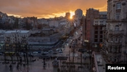 El sol de la tarde se pone sobre el horizonte cerca de la calle Khreshchatyk en Kiev.