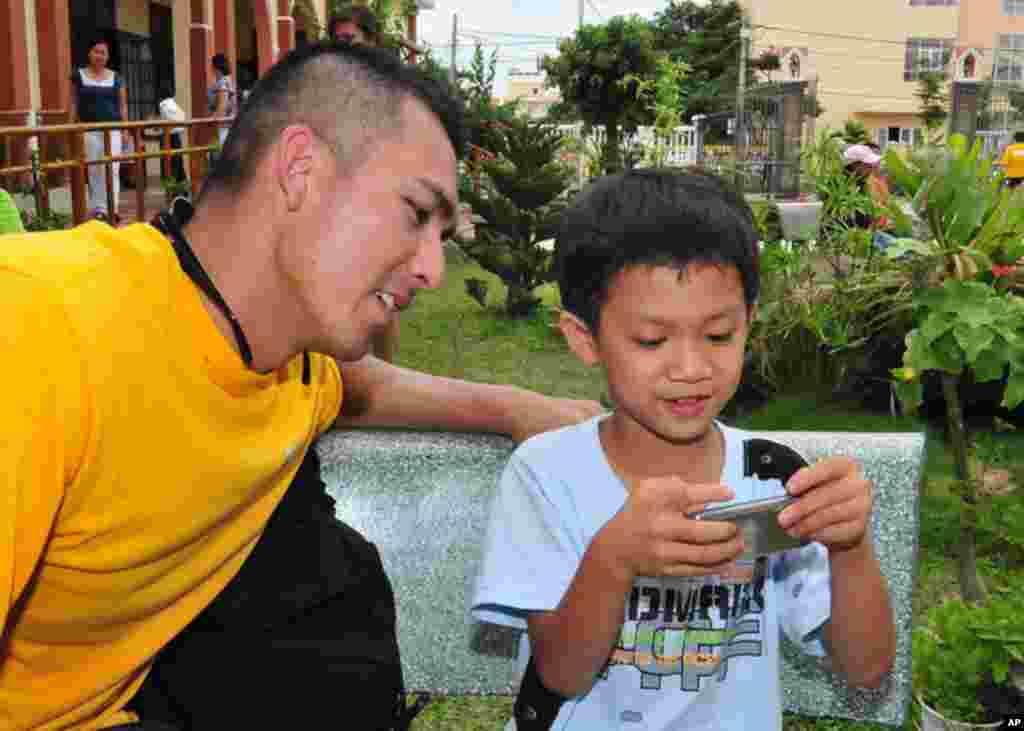峴港 (7月17日) 美國水兵歌手與觀眾起舞。
