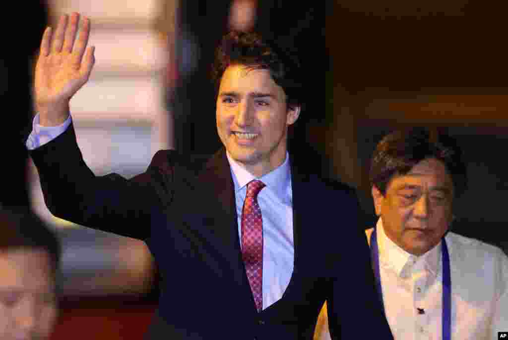 Perdana Menteri Kanada Justin Trudeau melambaikan tangan saat tiba di KTT APEC di Manila, Filipina (17/11). (AP/Aaron Favila)