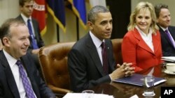 President Barack Obama, flanked by National Governors Association Chairman, Delaware Governor Jack Martell, and NGA Vice Chair, Oklahoma Governor Mary Fallin, with Tim Geithner (R), meets with the NGA executive committee regarding the fiscal cliff. 