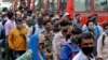 Warga menunggu untuk naik bus pada jam-jam sibuk di terminal bus di tengah pandemi COVID-19 di Mumbai, India, 5 April 2021. (REUTERS / Niharika Kulkarni)