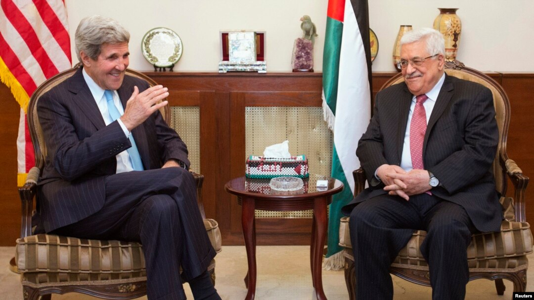Menlu AS John Kerry (kiri) saat bertemu dengan Presiden Palestina Mahmoud Abbas di Amman, Yordania (28/6)