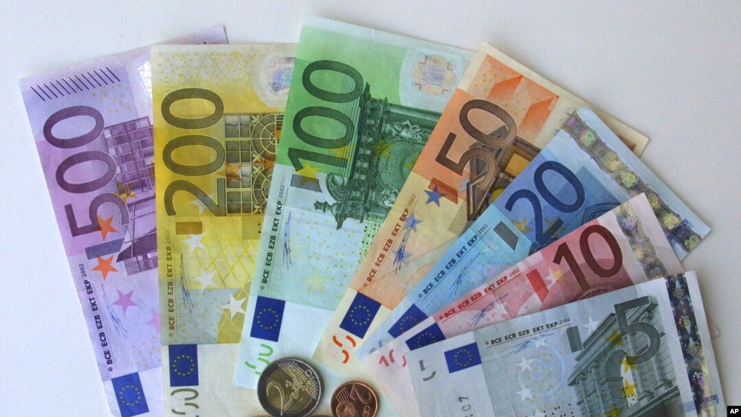 Latvia menjadi negara ke 18 yang menggunakan mata uang euro mulai hari Rabu (1/1). 