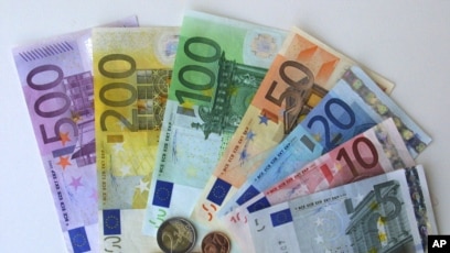Euro Falls to Near 12 Year Low Against US Dollar