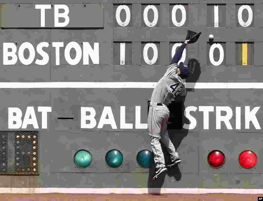 Tampa Bay Rays left fielder Matt Joyce can&#39;t get to a double off the wall by Boston Red Sox&#39;s Stephen Drew during the fifth inning of a baseball game at Fenway Park in Boston, Massachusetts. 