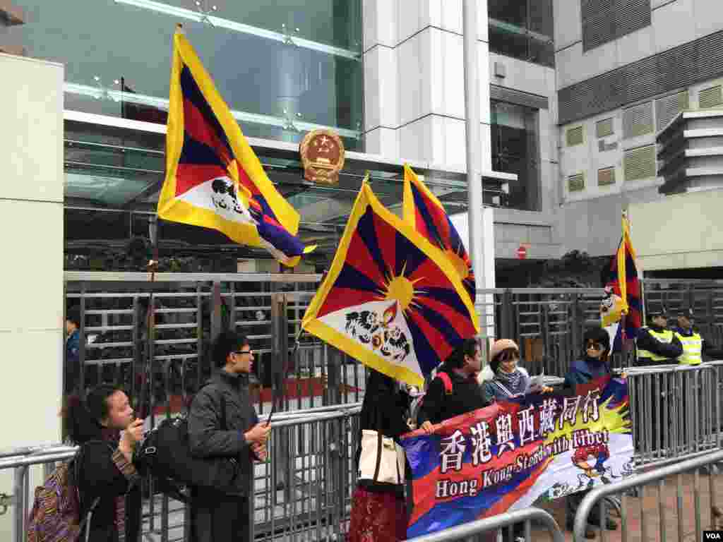 數名「香港與西部藏同行」成員，高舉西藏雪山獅子旗到中聯辦示威